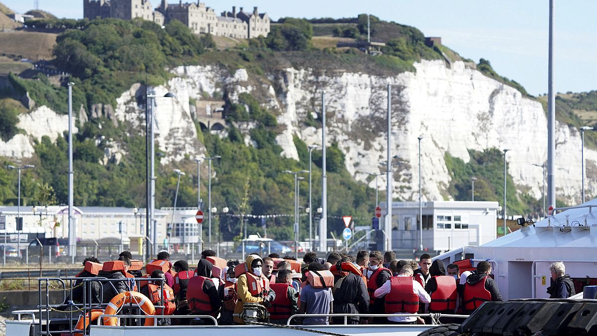 Cifra récord de migrantes en Inglaterra desde Francia: este lunes más de 1 200 migrantes llegaron por el canal de la Mancha.