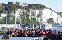 Migránsok a határőrség hajóján az angliai Kentben, 2022. augusztus 23-án, kedden.