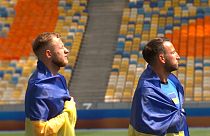 Les joueurs sont entrés sur le terrain vêtus d'un drapeau ukrainien.