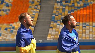 Les joueurs sont entrés sur le terrain vêtus d'un drapeau ukrainien.