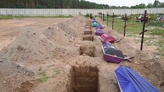 Üres sírok és koporsók Bucsában 2022. augusztus 11-én