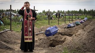 Отец Андрей проводит погребение в Буче