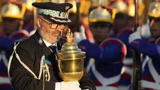 Un officier militaire portugais porte un reliquaire avec le cœur de l'ancien empereur du Brésil Dom Pedro I - 23.08.2022