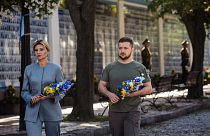 Владимир Зеленский и его супруга Алёна возлагают цветы к мемориалу с фотографиями погибших за родину