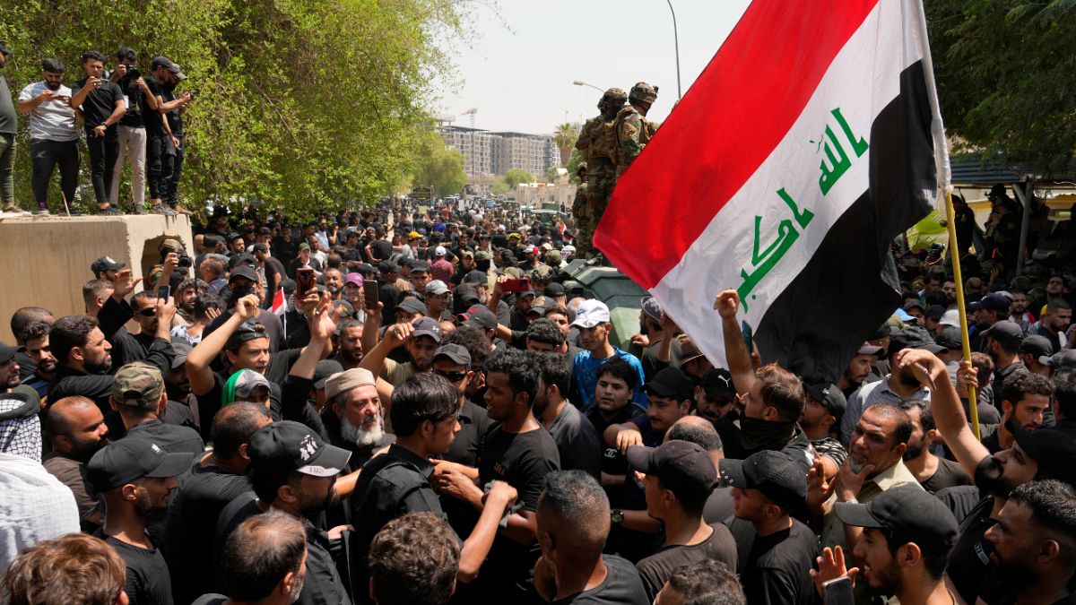 أنصار رجل الدين الشيعي العراقي مقتدى الصدر  خلال مظاهرة أمام مجلس القضاء الأعلى في بغداد، العراق  23 أغسطس 2022.