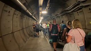 Evakuierung aus dem Eurotunnel über den Wartungstunnel