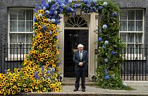Boris Johnson au 10 Downing Street avec la décoration florale aux couleurs nationales ukrainiennes, à la veille du jour de l'indépendance de l'Ukraine, 23/08/2022