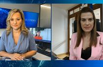 Η υπουργός Ενέργειας της Κύπρου, Νατάσα Πηλείδου, και η δημοσιογράφος του euronews, Φαίη Δουλγκέρη