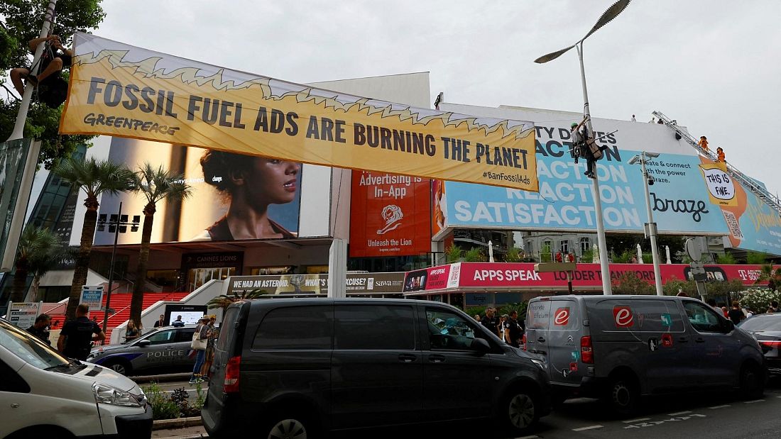 France bans adverts for fossil fuels