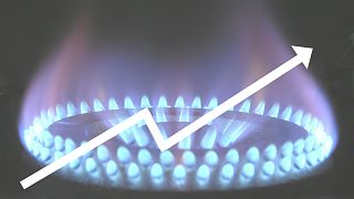 Imagen compuesta de un elemento gráfico y de la llama de una cocina de gas.