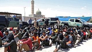 مهاجرون ولاجئون احتجزتهم السلطات الليبية من على متن قارب قبالة الساحل وأودعتهم مركز احتجاز في صرمان  على بعد 67 كيلومترا غرب طرابلس، قبل ترحيلهم إلى بلادهم،   12 مايو 2022.
