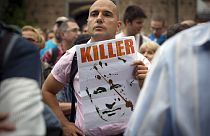 Egy férfi egy háborúellenes tüntetésen Szófiában 2022-ben