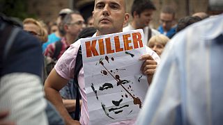 Egy férfi egy háborúellenes tüntetésen Szófiában 2022-ben