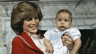 الأميرة ديانا تحمل أبنها الأمير وليام بعمر الستة أشهر - 1982