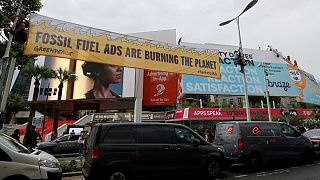 A fosszilis üzemanyagok hirdetései felégetik a bolygót - hirdeti a Greenpeace tiltakozó plakátja Cannes-ban