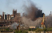 Дым над заводом "Азовсталь" во время боев в Мариуполе