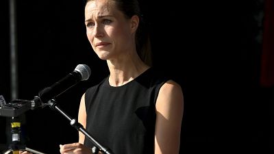 Primera ministra de Finlandia, Sanna Marin, visiblemente afectada tras pedir disculpas por la nueva polémica que la rodea. 