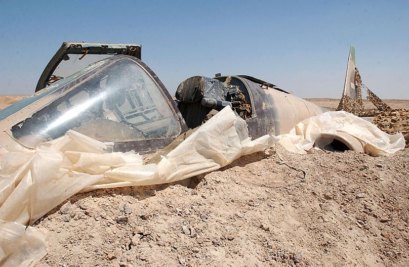هواپیماهای جنگی عراقی مدفون شده در زیر شن و ماسه