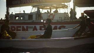 Мигранты ждут помощи в водах Мальты, 10 августа