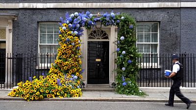 مقر رئيس الوزراء البريطاني مزين بالورود بمناسبة عيد الاستقلال الأوكراني