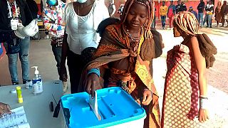 Une électrice vote dans un bureau de vote à Luanda, le 24 août 2022