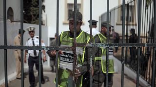 قوات أمن قرب يحرسون بوابة محكمة قرب الرباط - أرشيف