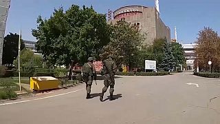 Katonák a zaporizzsjai atomerőműnél