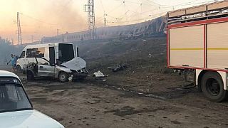 Viaturas e carruagens de comboio destruídas pelo ataque de mísseis russos na estação ucraniana de Chaplyn