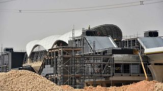 صورة تظهر منظر عام لعمال أجانب يعملون في موقع بناء مترو الرياض، السعودية، 18 أكتوبر 2018