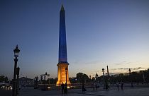 O οβ��λίσκος στην πλατεία Ομονοίας του Παρισιού φωτισμένος στα χρώματα της Ουκρανίας- εικόνα αρχείου