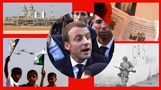 Le président français Emmanuel Macron (au centre), confronté à plusieurs dossiers politiques et économiques lors de sa visite en Algérie