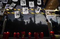 Meggyilkolt újságírók képei az ügyészség üvegfalán