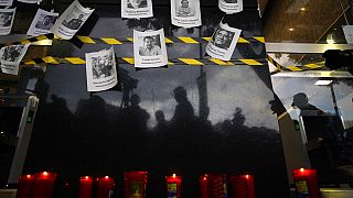 Meggyilkolt újságírók képei az ügyészség üvegfalán