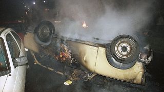 Felborult és kiégett Trabant 1992 augusztusában Rostockban, a zavargások helyszínen
