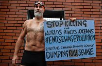 O nadador do Canal da Mancha Peter Green protesta contra o despejo de esgotos sem tratamento no mar, em Glasgow, a 12 de Novembro de 2021