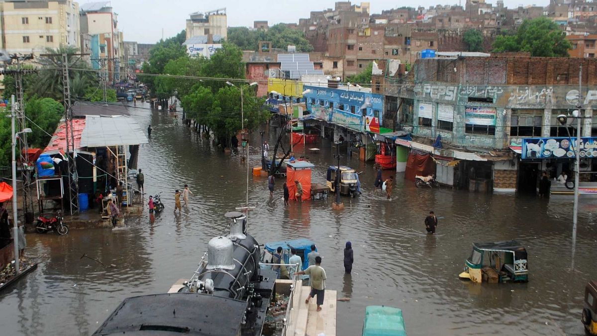 يتنقل الناس عبر الطرق التي غمرتها الفيضانات بعد هطول أمطار موسمية غزيرة، في حيدر أباد، باكستان، الأربعاء 24 أغسطس 2022
