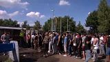 Menedékkérők Hollandia legnagyobb menekülttábora előtt