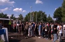 Menedékkérők Hollandia legnagyobb menekülttábora előtt
