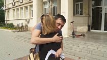 Алексей Алчин обнимает жену после отмены решения о его экстрадиции в Россию