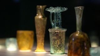 الأواني الزجاجية التي تم ترميمها معروضة في المتحف البريطاني في لندن