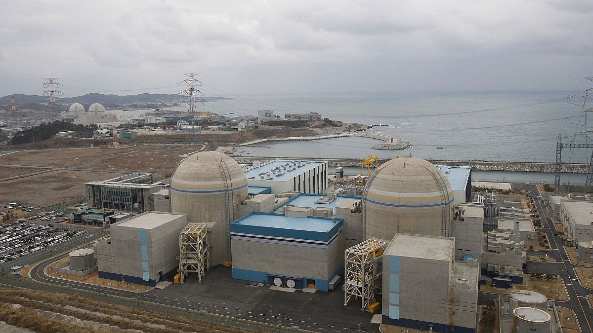Güney Kore'deki nükleer enerji santralleri, Kori 1 (sağ), ve Shin Kori 2 