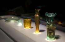A bejrúti robbanás miatt széttört, összerakott és most kiállított üvegtárgyak a British Museumban