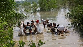 Myanmar'daki soykırımdan kaçan Aralanlı Müslüman bir aile, Bangladeş'e ulaşmaya çalışırken (arşiv)
