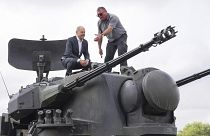 شولتس روی یک تانک آلمانی