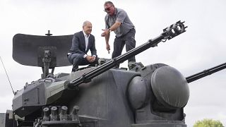 شولتس روی یک تانک آلمانی