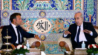 الرئيس الجزائري عبد المجيد تبون مع الرئيس الفرنسي إيمانويل ماكرون في اجتماع بصالة كبار الشخصيات بمطار الجزائر