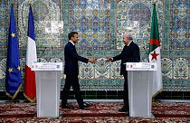 Le président français Emmanuel Macron et son homologue algérien Abdelmadjid Tebboune à Alger, le 25 août 2022.