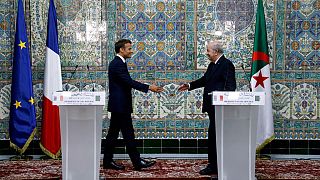 Le président français Emmanuel Macron et son homologue algérien Abdelmadjid Tebboune à Alger, le 25 août 2022.