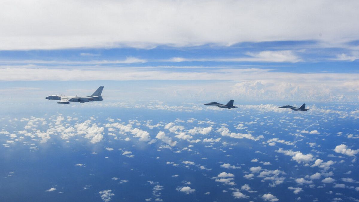 Tayvan Adası çevresinde askeri tatbikat yapan Çin ordusuna ait savaş uçakları 