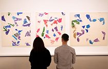 Des visiteurs observent des peintures de l'artiste abstrait franco-hongrois Simon Hantaï à la fondation Vuitton à Paris.